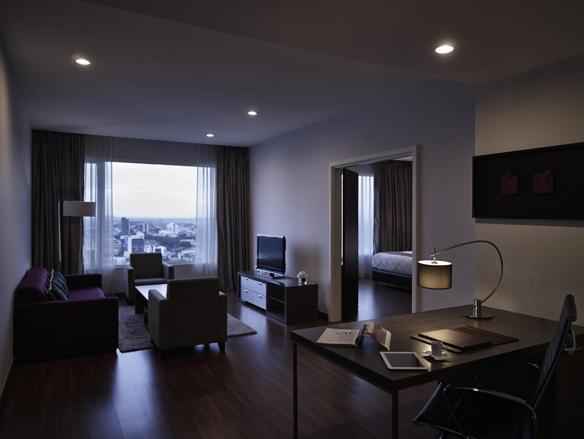 Suite Executive con cama extragrande y acceso al salón